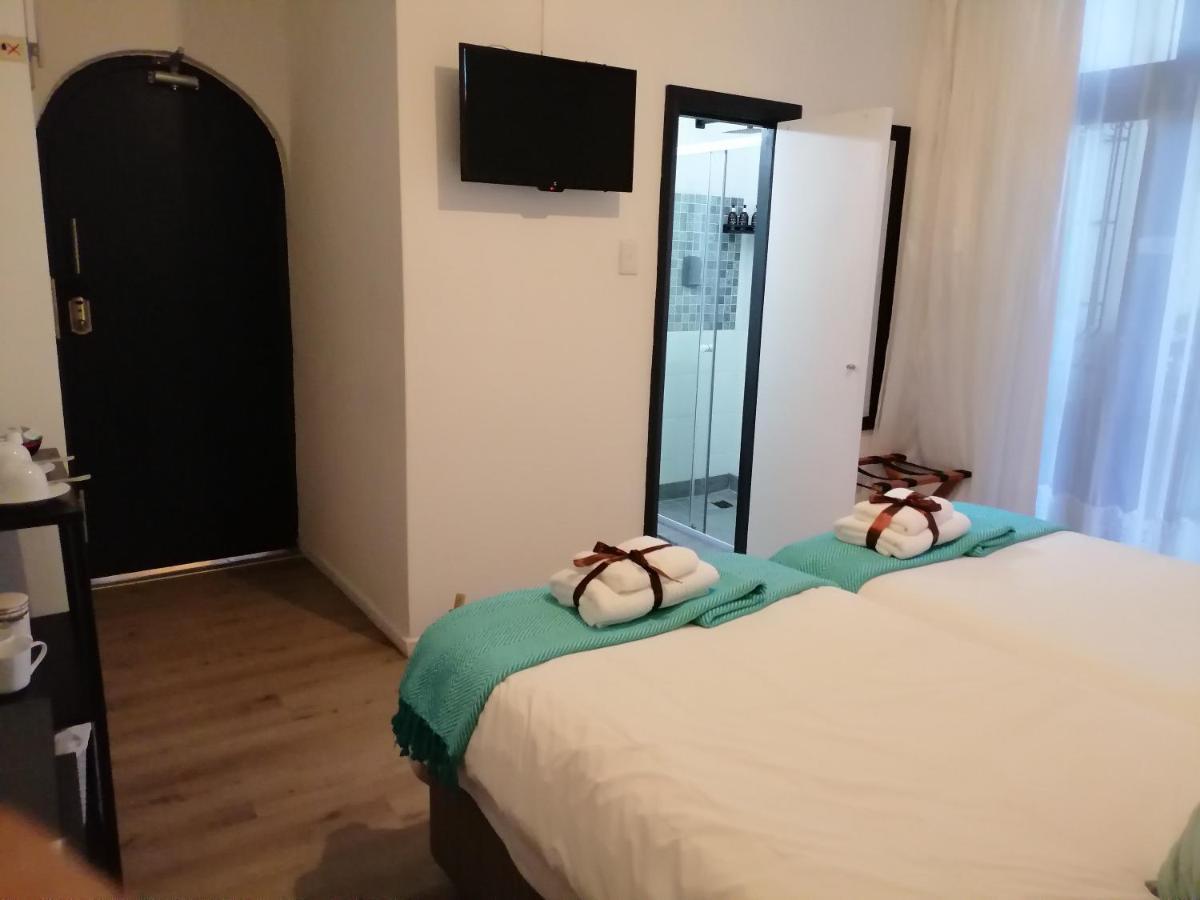 קייפטאון Point B Guest House -Sustainable Solar Energy מראה חיצוני תמונה